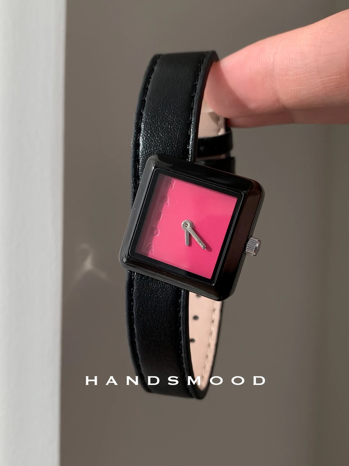 Orologio da donna in pelle elegante e alla moda di fascia alta con smussatura nera rosa rossa per gioielli da donna orologi di fascia alta orologi da donna alla moda