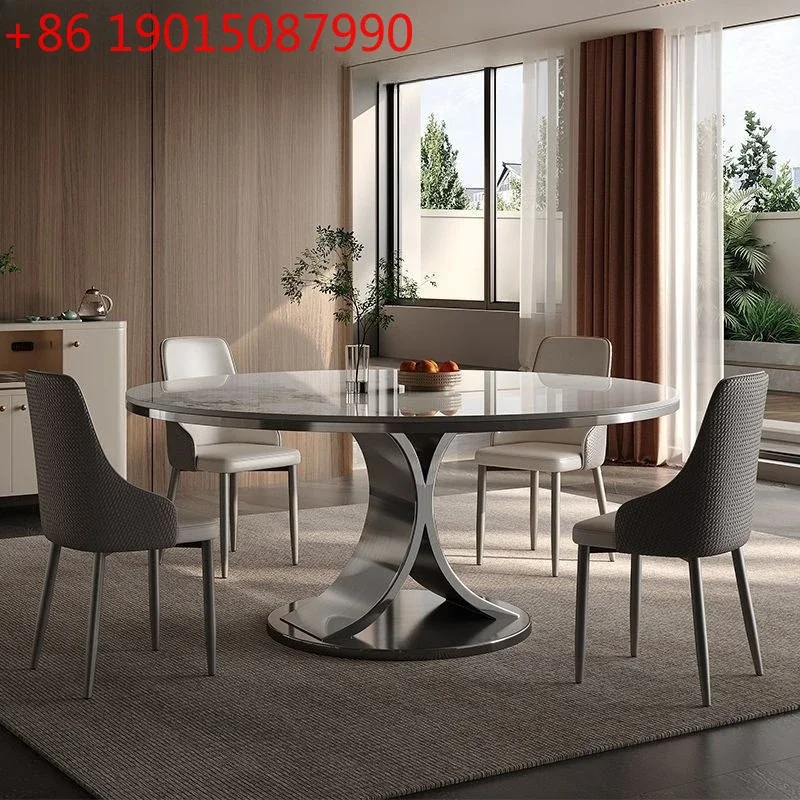 

Круглый обеденный стол для небольшой квартиры в стиле лайт-люкс, с яркой столешницей из каменной плиты, и стулья.