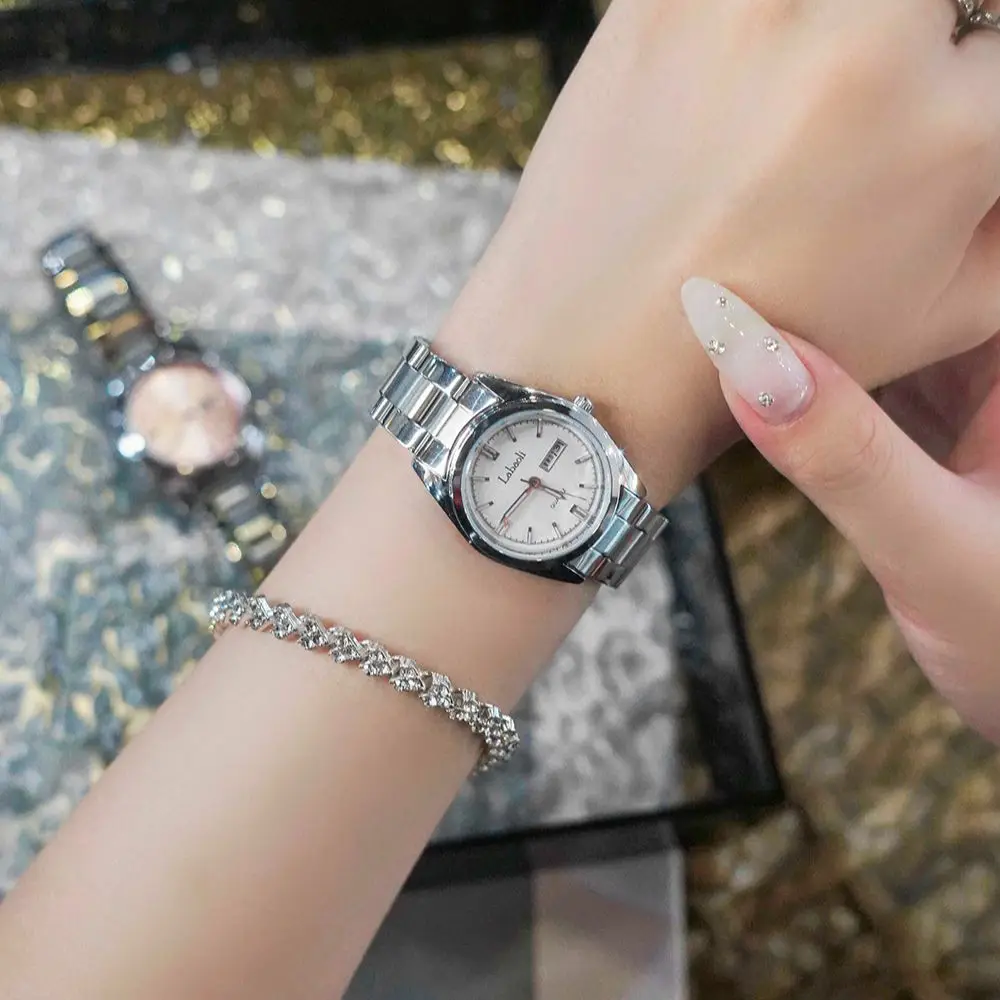 ساعة أنيقة للسيدات بنفس النمط ساعة تقويم مزدوجة خفيفة فاخرة بقرص صغير ومزاج بسيط للسيدات ساعة فاخرة عالية الجودة