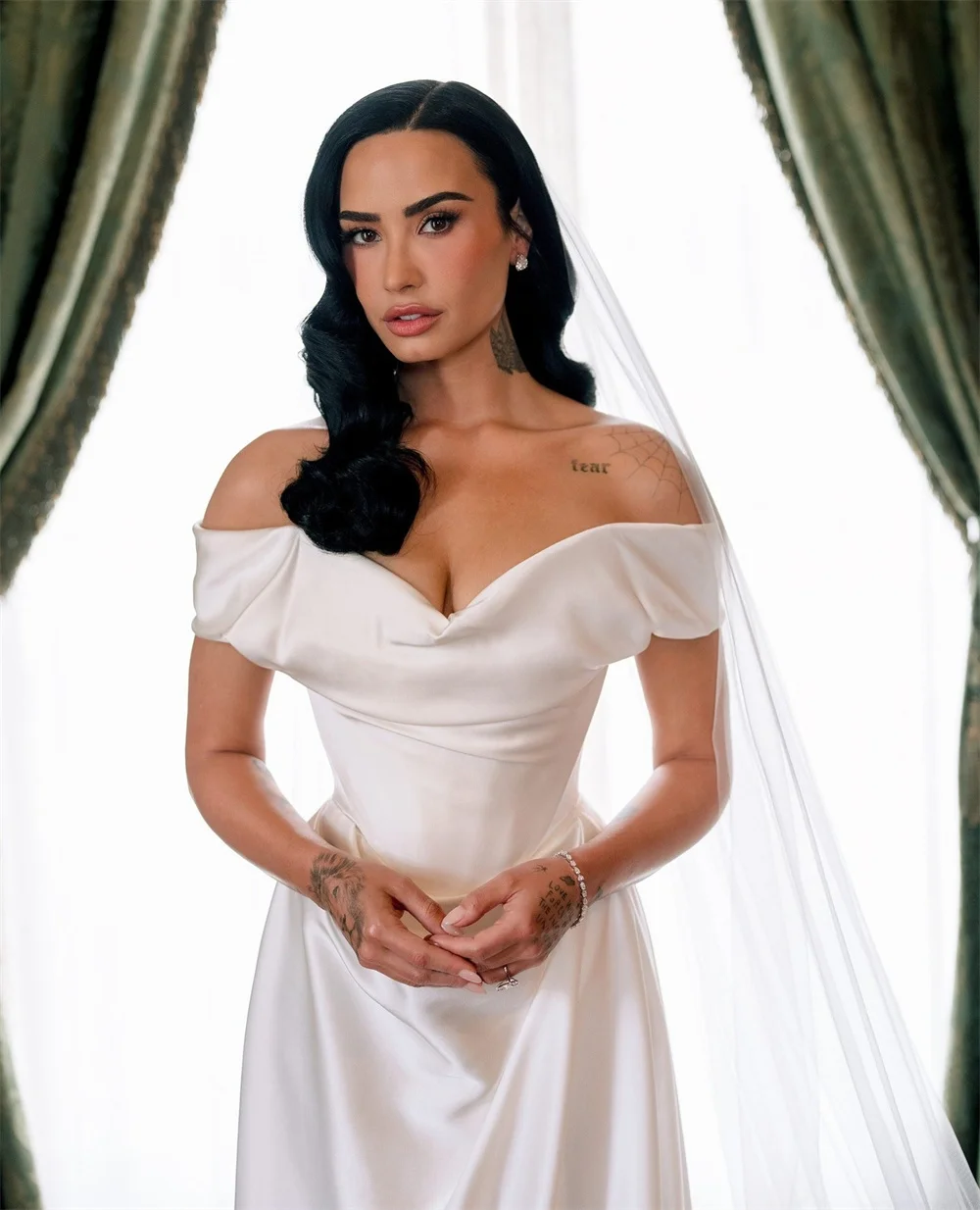 Vestidos de novia blancos personalizados con hombros descubiertos de Tokio, vestidos de novia elegantes de corte en A de manga corta, vestidos de boda de cola de corte 2025