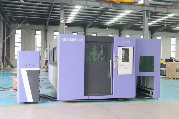 Máquina de corte a laser de fibra 3015 fechada Máquina de corte a laser CNC para chapa metálica para processamento de metal