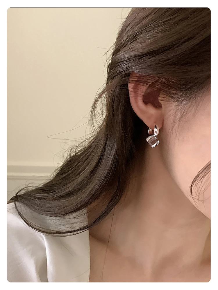 Quadratische Zirkonia-Huggie-Ohrringe, Silberbeschichtet, Blaue Klare Kristall-Creolen, Eleganter Alltagsschmuck für Frauen, Geschenkidee – Detail 10