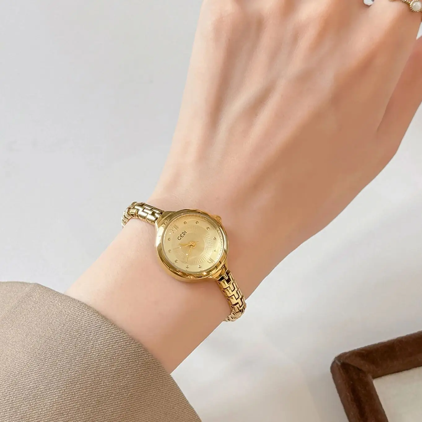 GEDI Fashion Retro Luxury Ladies Watch with Small Round Dial Bracelet Women's Watches & Clocks to Match Outfits 2025 New Arrival image 3
