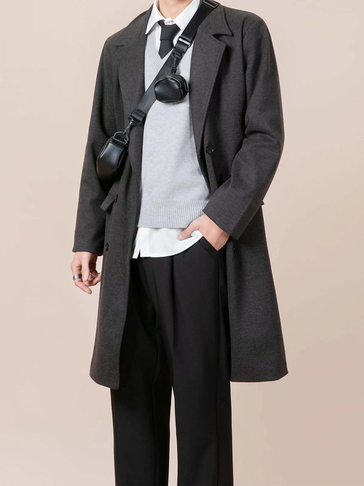 

Мужское зимнее пальто из шерстяной смеси, украшенное декоративными элементами, отделкой и меховыми вставками, стильное и эффектное