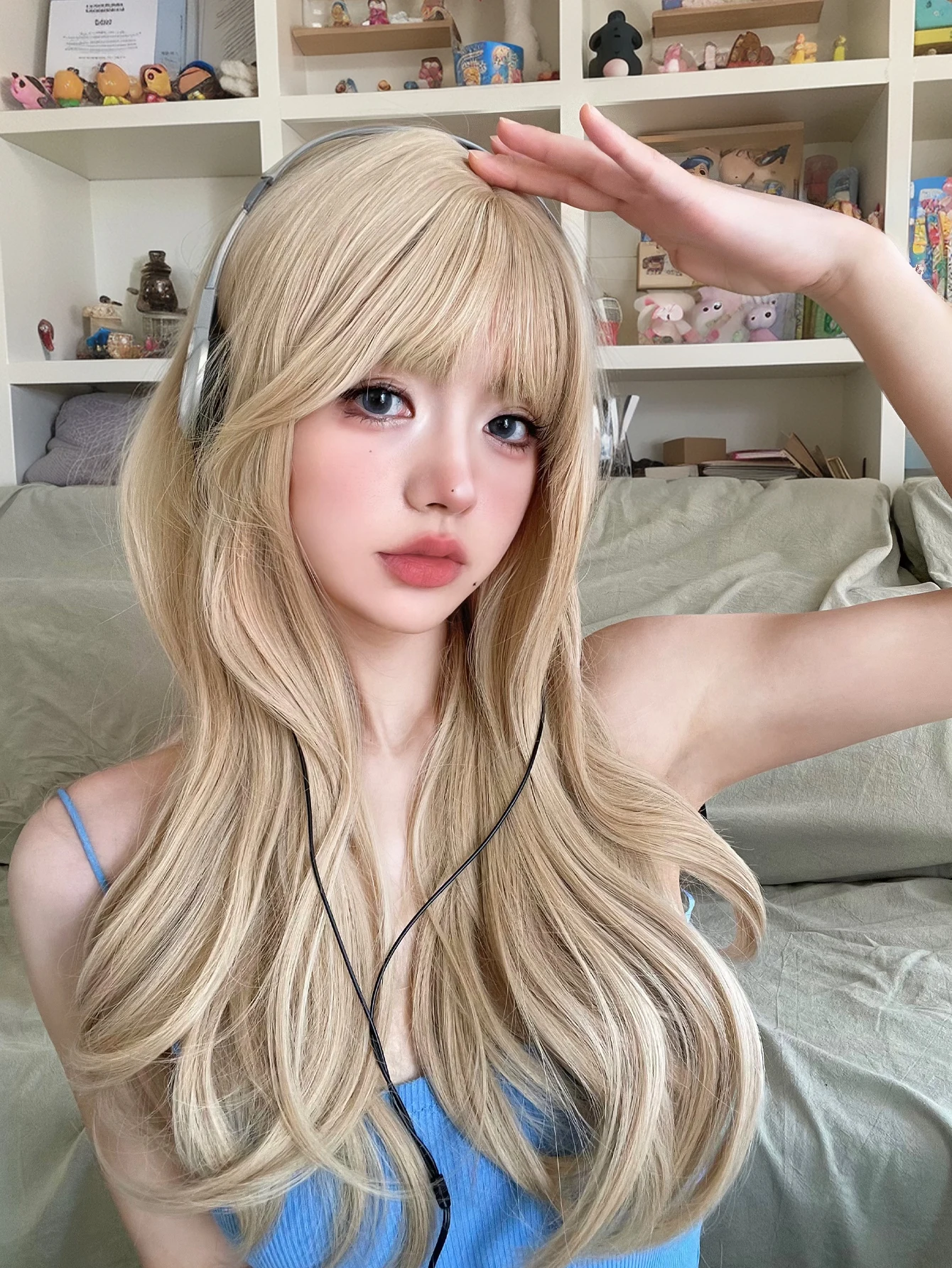 24 Zoll blonde synthetische Perücken im Lolita-Stil mit Pony, lange natürliche gewellte Haarperücke für Frauen, täglicher Gebrauch, Cosplay, Party, hitzebeständig