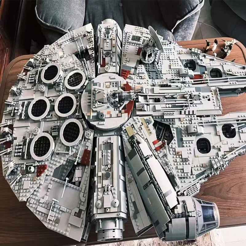 7541 Stück Hot Toys UCS Space War Plan Luxus Millennium Big Falcon Raumschiff Raumschiff Montieren Puzzle Modell Geburtstagsgeschenk