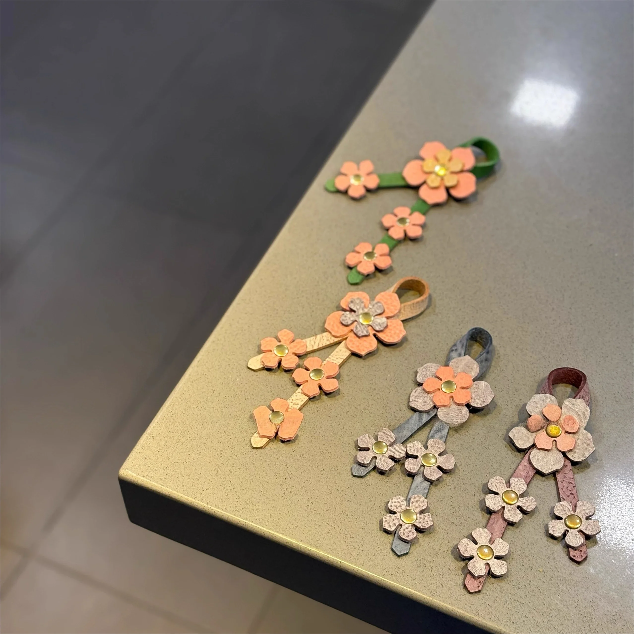 

The first layer of cowhide cherry blossom pendants, pet macarons, summer fresh accessories, bag pendants, flowers,color-blocking