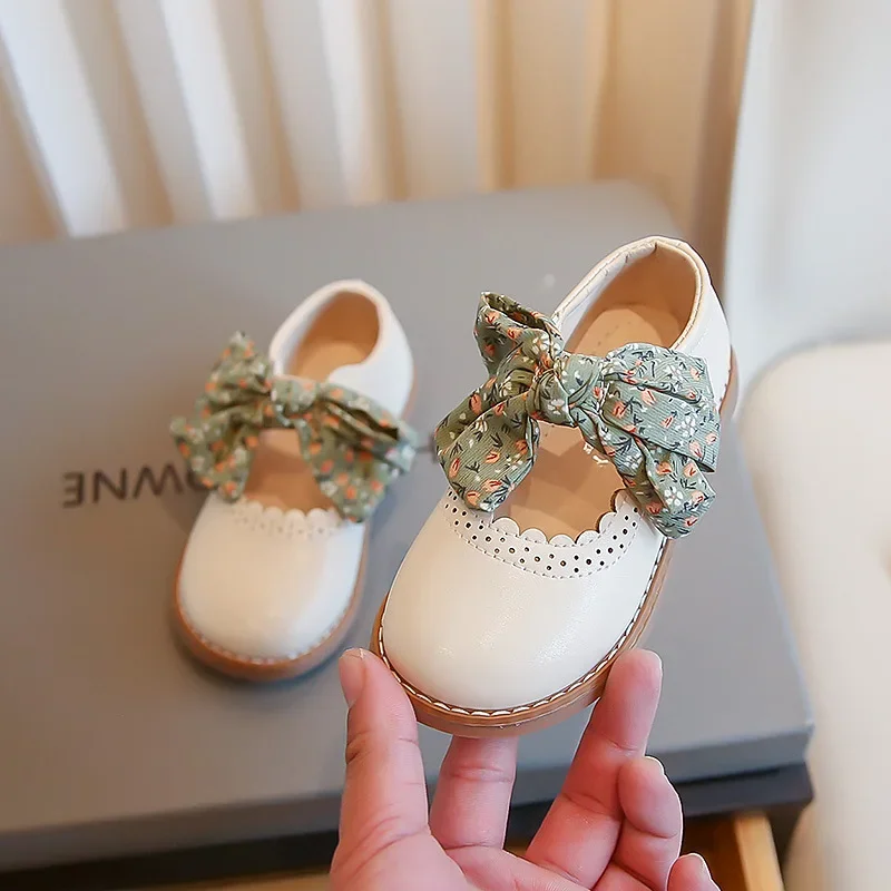 Sepatu anak perempuan, sepatu anak perempuan putri elegan, temperamen, baru 2024, sepatu kulit dengan pita bunga, lucu, sepatu datar serbaguna untuk pesta, pernikahan