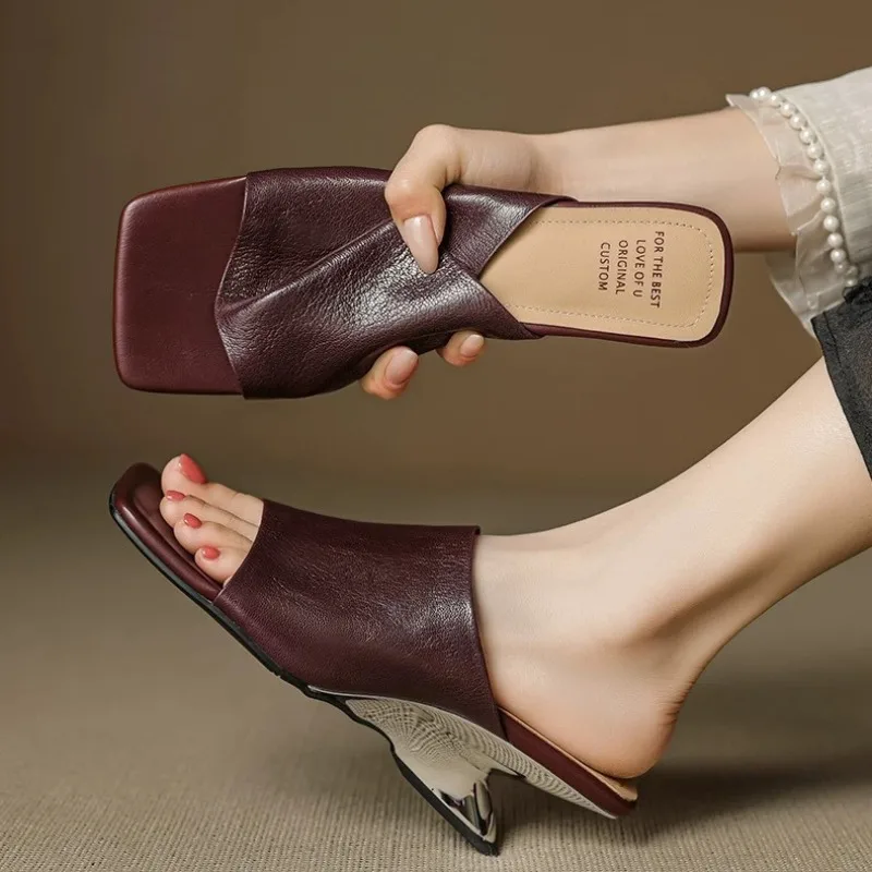 شباشب ناعمة عصرية وبسيطة جديدة لعام 2025 صنادل نسائية خارجية بمقدمة مربعة صيفية جديدة على الموضة صنادل بمزاج عتيق