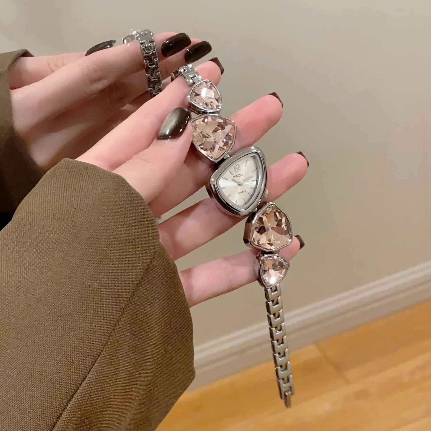 ساعة كوارتز نسائية بتصميم غير منتظم ساعات يد فاخرة كبيرة ملونة مرصعة بالألماس وساعات يد نسائية هدية على مدار الساعة