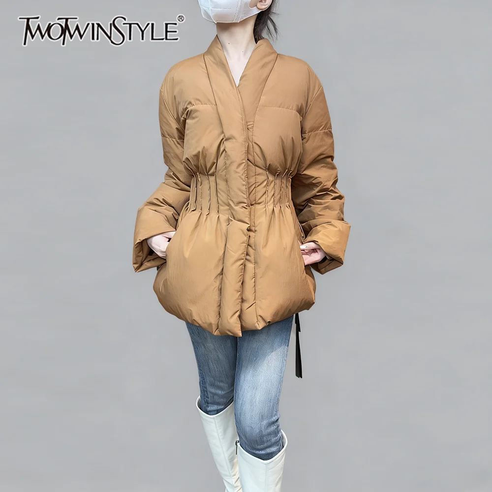 

TWOTWINSTYLE однотонная шикарная куртка со складками, женская свободная уличная одежда с v-образным вырезом и длинными рукавами, повседневные женские куртки, осенняя мода
