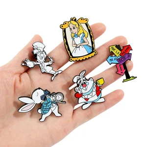 2/5 Buah Bros Anime Alice in Wonderland Pin Enamel Whiterabbit Unik Perhiasan Lencana Logam Karakter Kartun Modis 8 penjualan terbaik bros alice in wonderland - №