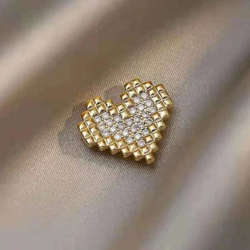 New Crystal Heart Brooches For Women Charm Gold Color Anti-glare Brooch Fixed Clothes Lapel Pins Accessories Jewelry Gifts