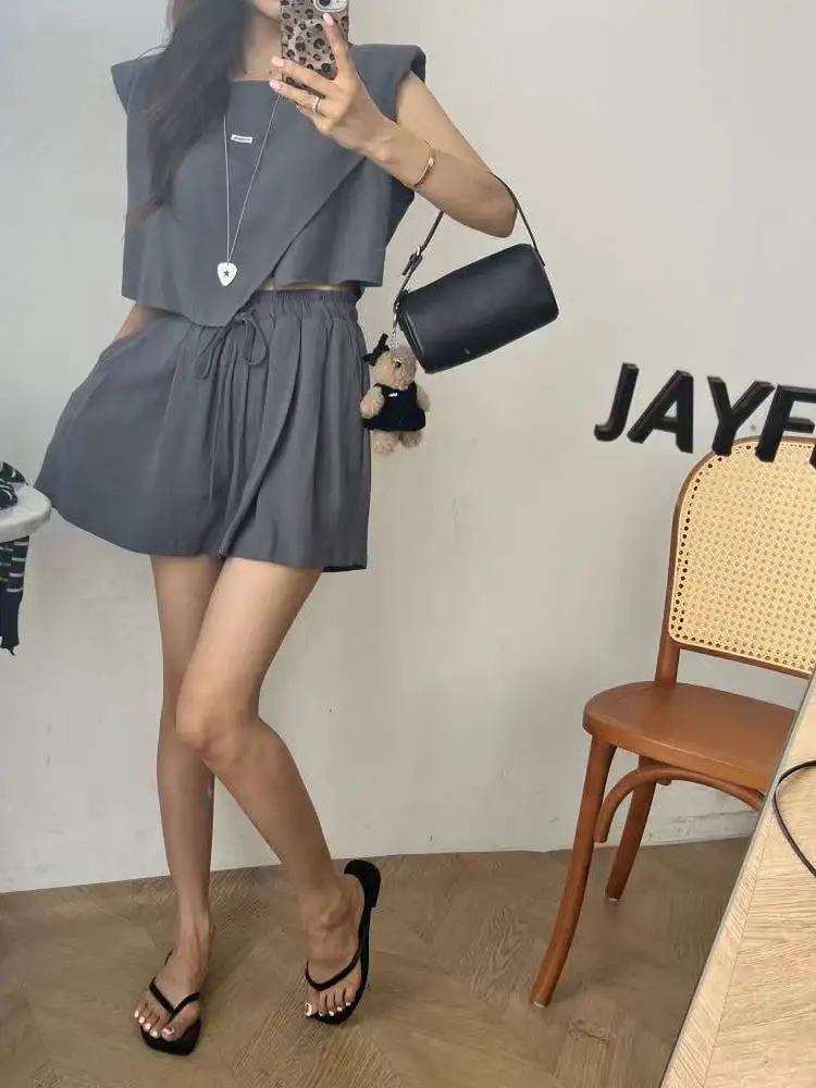 طقم نسائي صيفي مكون من قطعتين، توب بدون أكمام غير منتظم وشورت واسع الساق، تي شيرت برقبة دائرية غير رسمي وعصري. #4