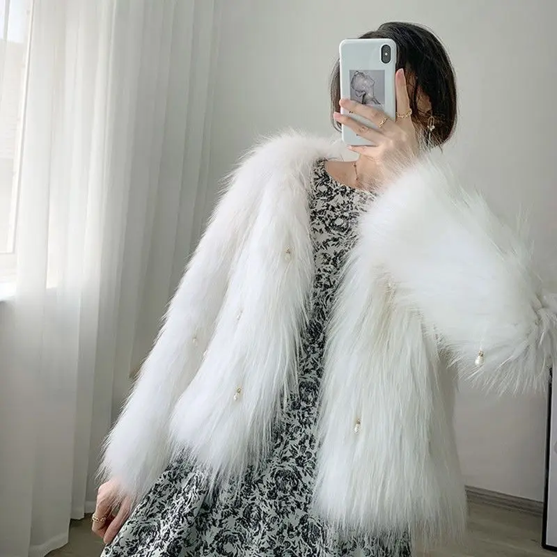 معطف فرو الثعلب الصناعي 2025 خريف شتاء جديد إمرأة تقليد فرو الراكون حجم كبير دافئ قصير أبلى معطف خارجي غير رسمي على الموضة النسائية