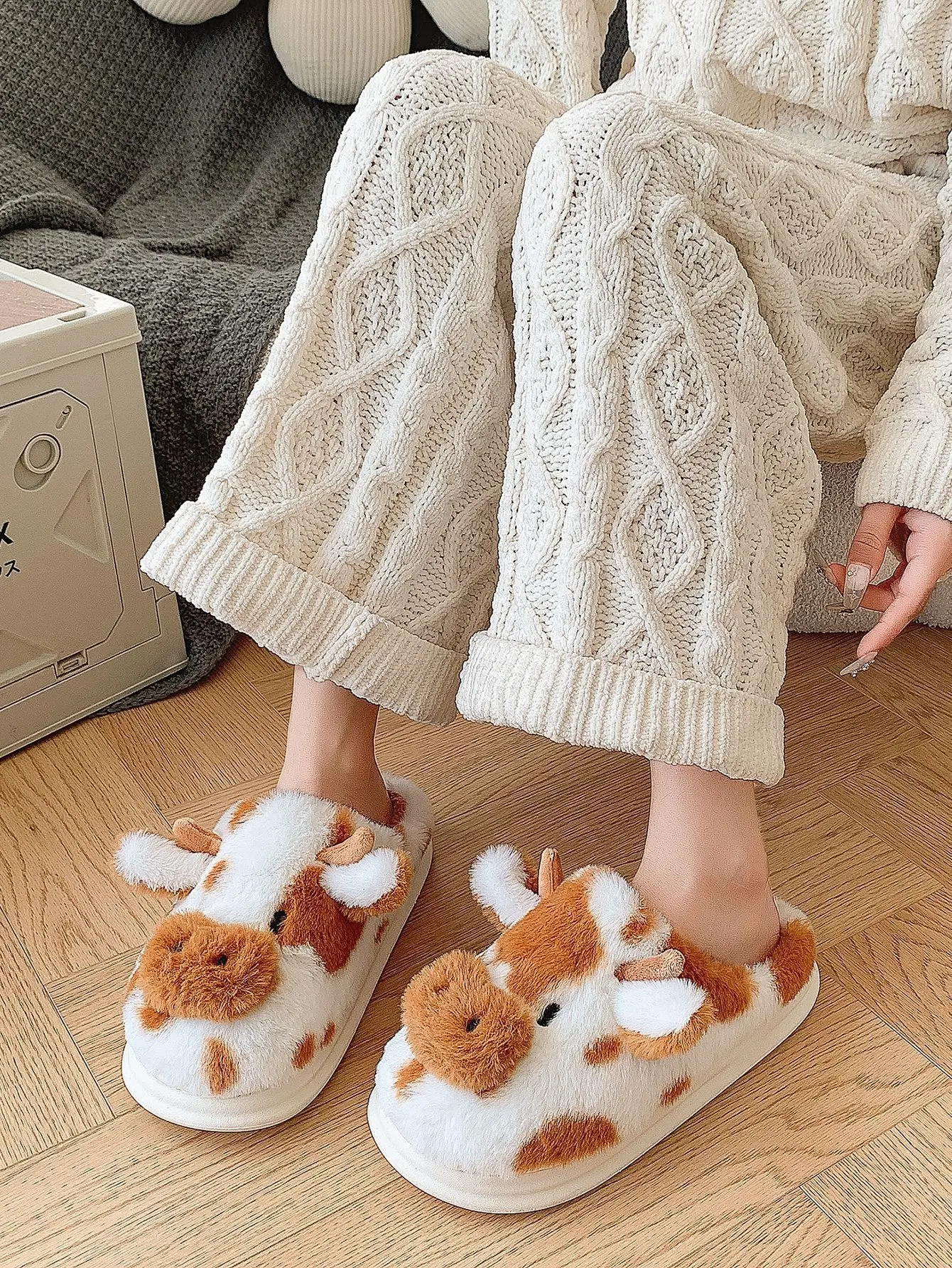 Women's Slippers with Spotted Cow Hair and Indoor Slippers, Warm and Thick-Soled Plush for Autumn and Winter image 6
