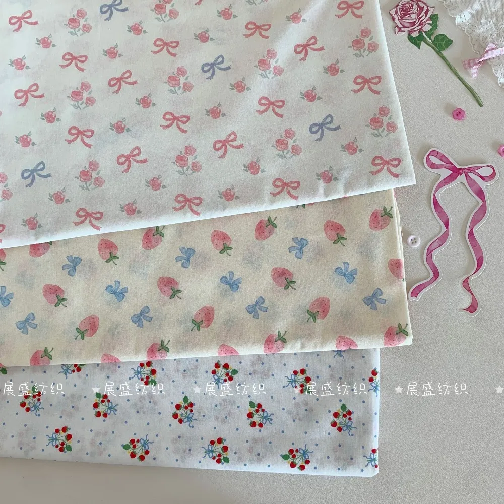 ผ้าฝ้ายพิมพ์ลายสตรอว์เบอร์รีและดอกไม้ ขนาด 140x50 ซม. 40s สำหรับทำที่คาดผม DIY, เสื้อผ้าสัตว์เลี้ยง, เสื้อผ้าเด็ก และผ้าสำหรับชุดนอน