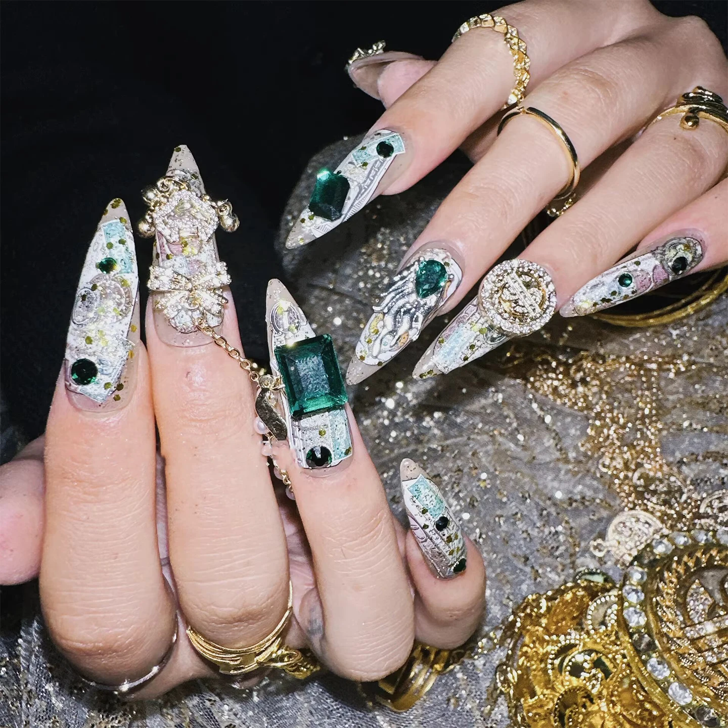 Royal Style Press-on Nails Emerald Gold Chains Design Snake Year Edition Reusable Fake Nails No Damage 3D Emerald Gold Chains
