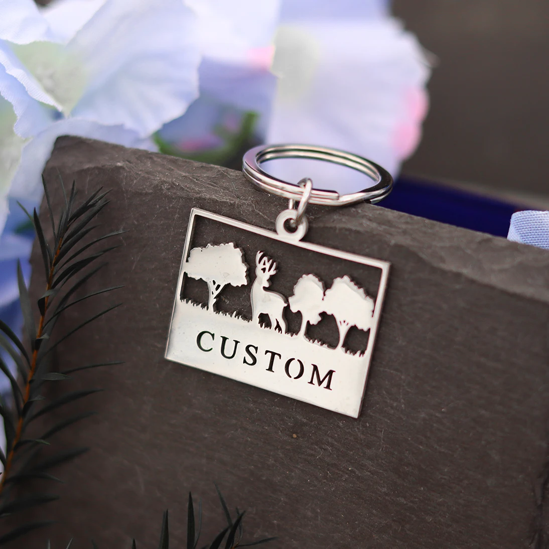 QIAMNI милые рождественские брелки с лесным лосем, персонализированный брелок из нержавеющей стали с индивидуальным именем, брелок с именной табличкой пятнистого оленя и животного