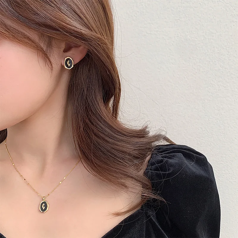2025 New Irregular Black Wafer Elegant Tulip Flower Pendant Necklace Christmas Party Fashion Set Jewelry Accessories For Women\'s