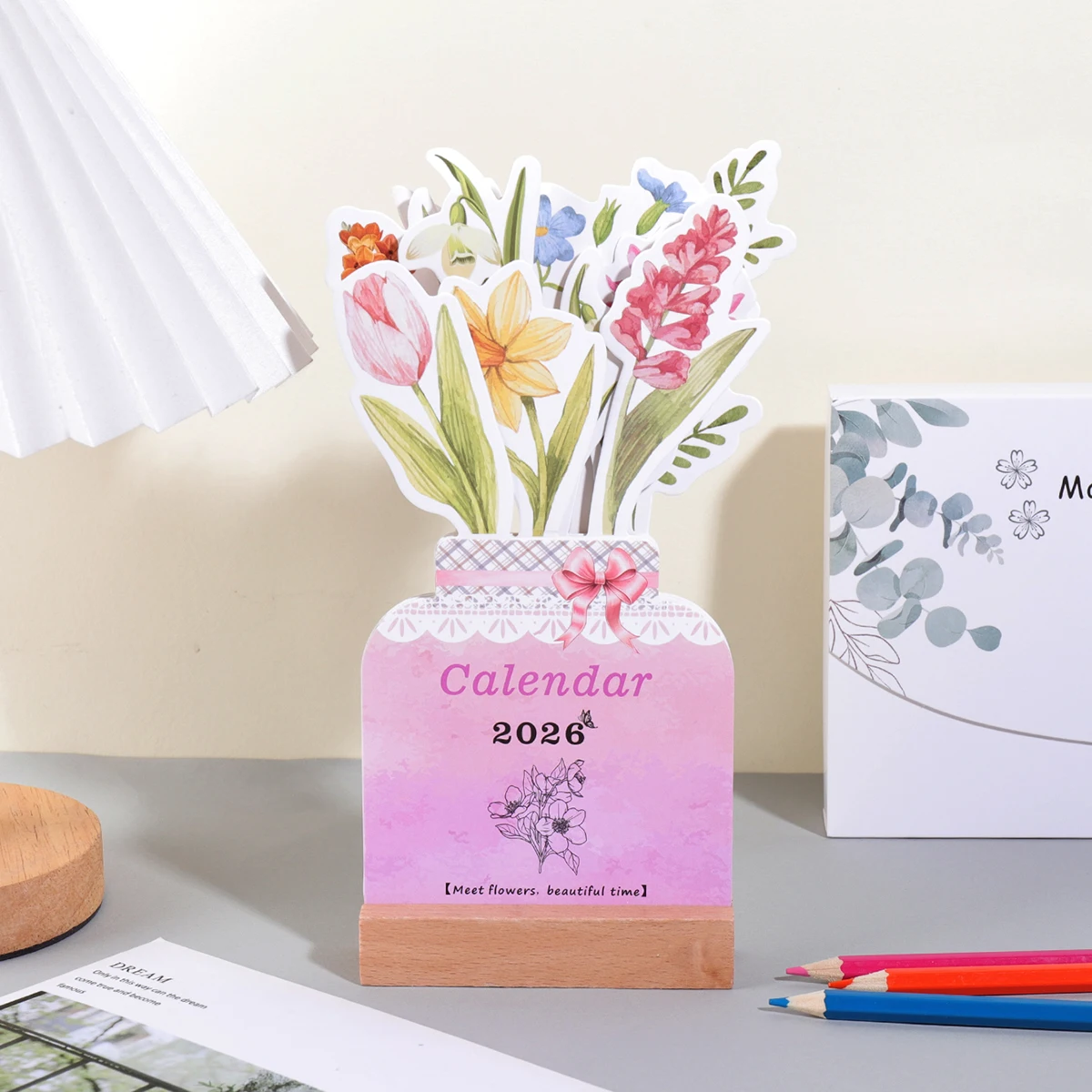 

1 шт. 2026 настольный календарь с деревянной рамкой, цветочная карточка типа, внутренняя страница на английском языке, календарь, предметы украшения домашнего рабочего стола