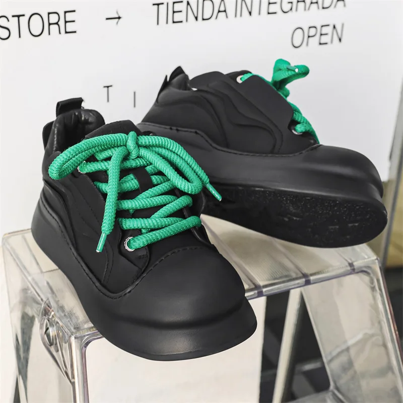 حذاء رجالي كاجوال للمسرح الليلي من الجلد الطبيعي برباط علوي حذاء مسطح أسود وأبيض مصمم أحذية رياضية للرجال أحذية رائعة