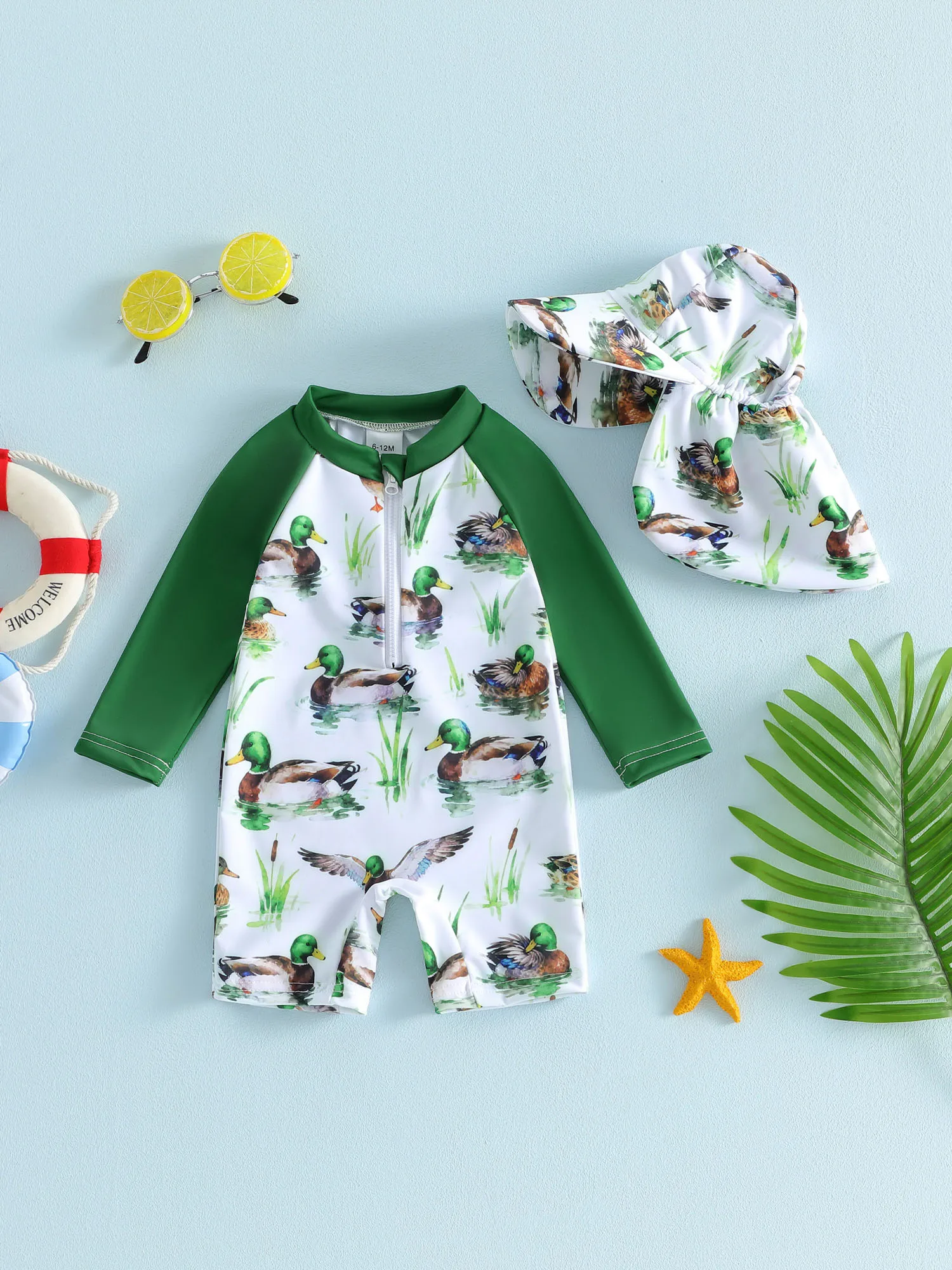 

Милый комплект купальников для маленьких мальчиков с забавным принтом утки, комбинезон с длинными рукавами и круглым вырезом, а также подходящая шапочка для развлечений у бассейна или на пляже.