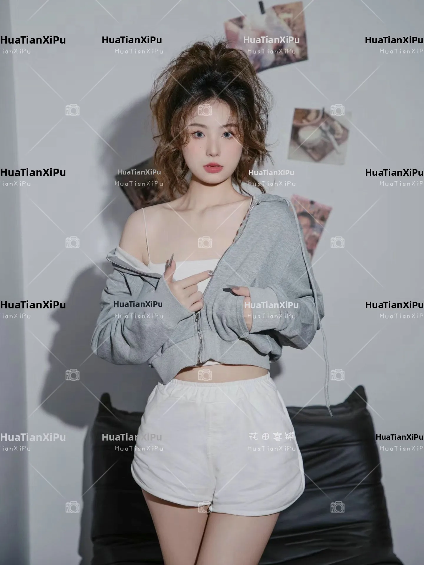 

Film Photography Studio New Indoor Atmosphere Retro Clothing Artistic Portraits Sensational Human Figure Photography