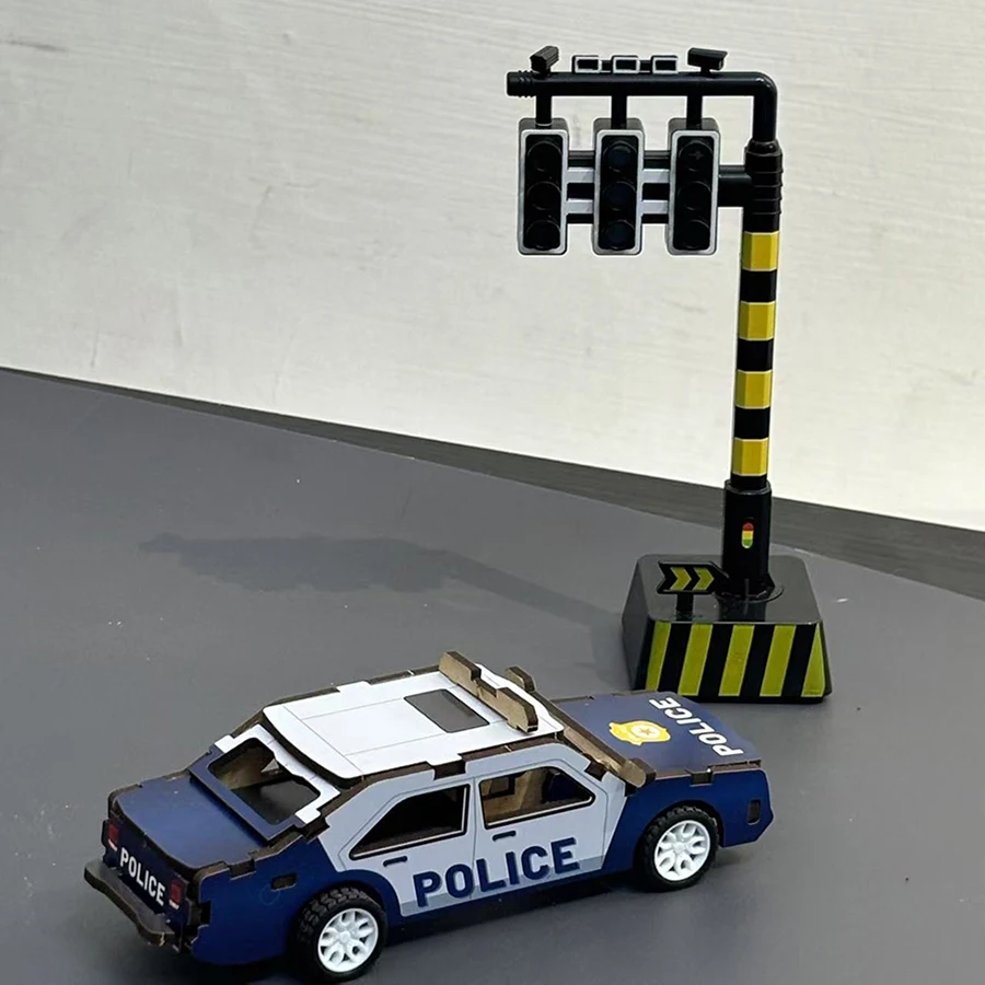 Zusammengebaute 3D-Bausteine, zusammengebautes Polizeiauto aus blauem und weißem Holz, zusammengebautes Automodell. Bausteine zur Desktop-Dekoration.