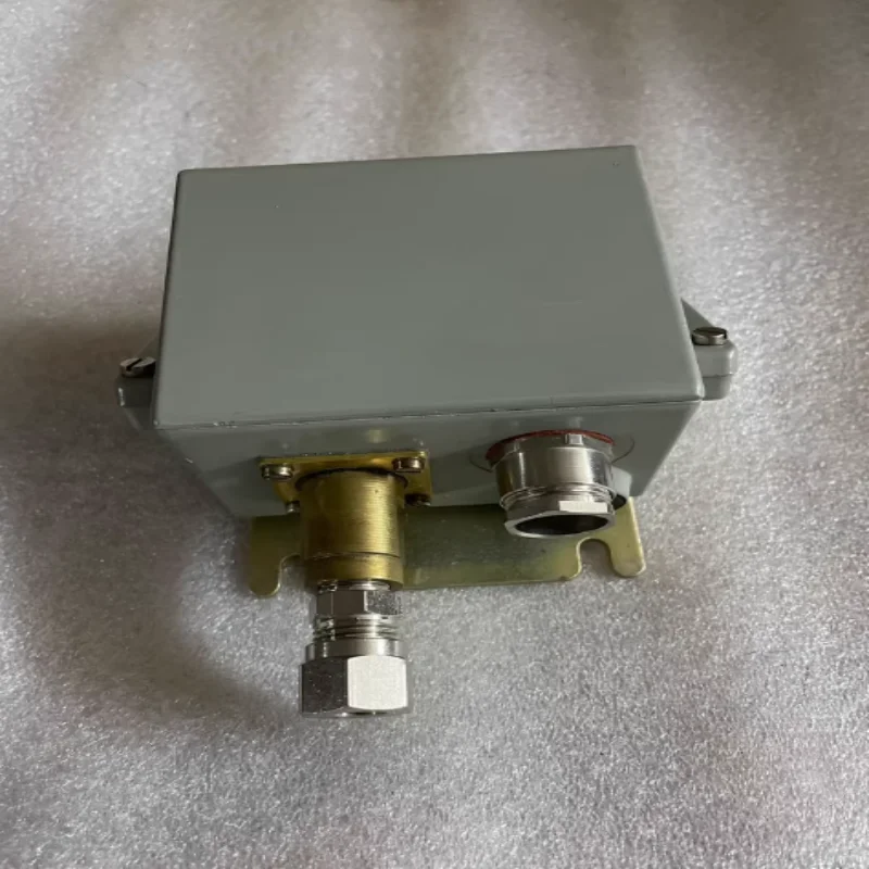 

Совершенно новый оригинальный реле давления KP15 060-1243 KP15 060-1245 KPS47 060-3122 KPS45 060-3121 KPS43 060-3120 KPS39 060-3107