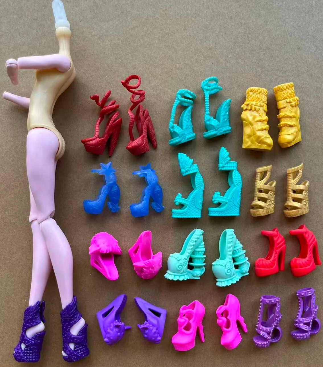 Chaussures et sandales pour poupées monstres à l'échelle 1/6 - Ensemble d'accessoires de déguisement DIY - Couleurs violet, bleu, rouge, vert pour décorations de poupées