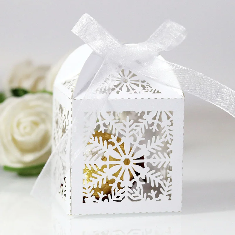 50Pcs Laser Cut Christmas Snowflake Candy Box Carriage Chocolate Favor Gift Box With Ribbon Xmas New Year Wedding Party Supplies