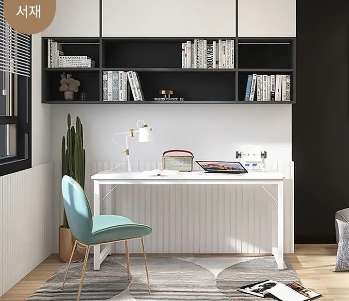 مكتب تجميع عتيق بسيط لشخص واحد ، إطار من التكلفة ، مكتب بسيط لغرفة دراسة الطلاب والمكتب والاستوديو ، في إصدار اليوم ،