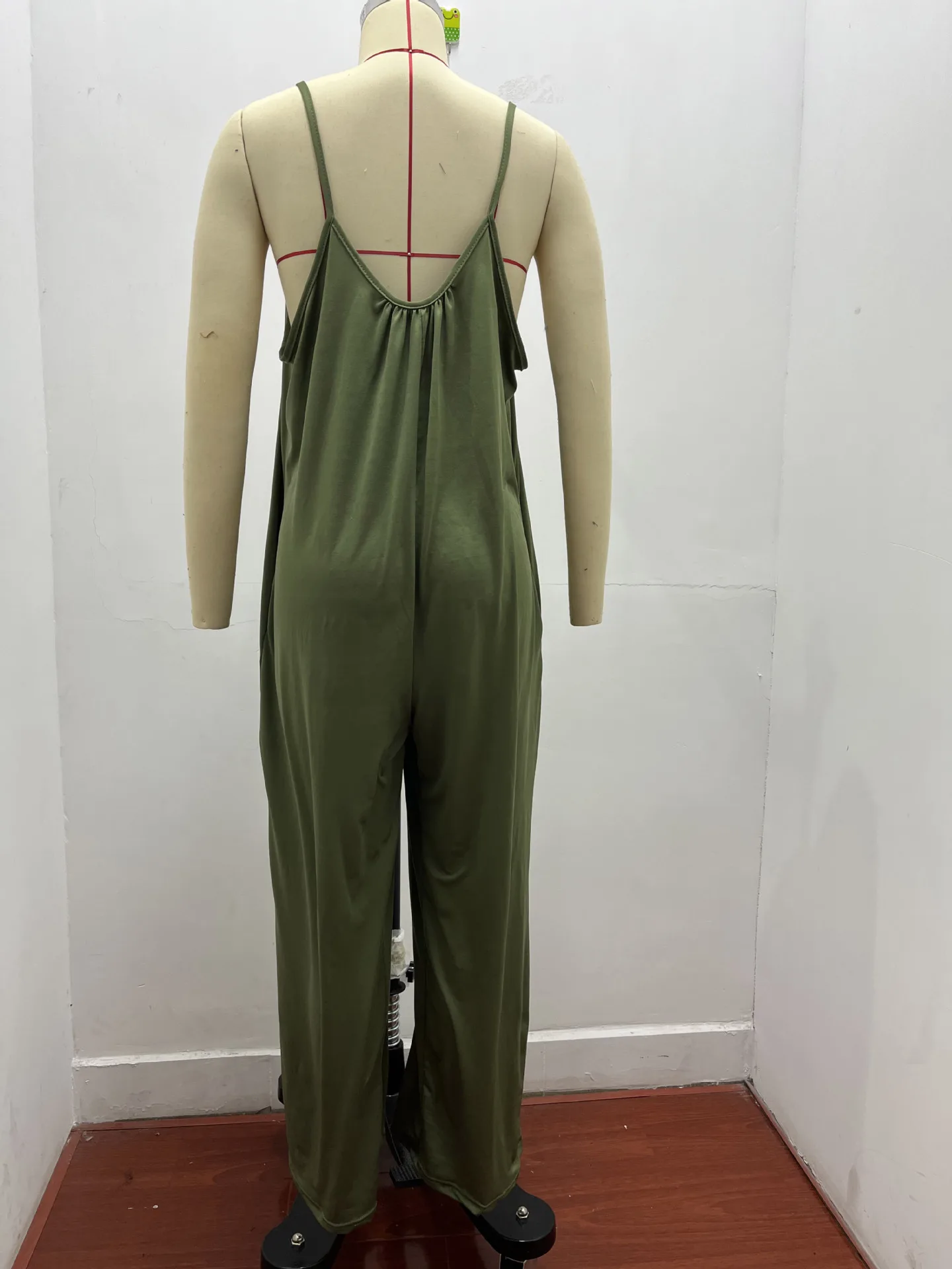 Jumpsuit suspender wanita 2023 Jumpsuit kaki lebar kasual saku warna polos longgar mode baru musim panas