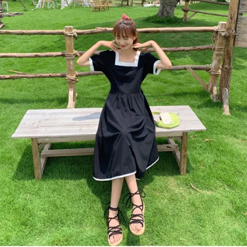 Sukienka z krótkim rękawem dla kobiet luźna 2025 letnia nowa koreańska wersja wyszczuplająca talię kwadratowy kołnierzyk kokarda studencka spódnica średniej długości