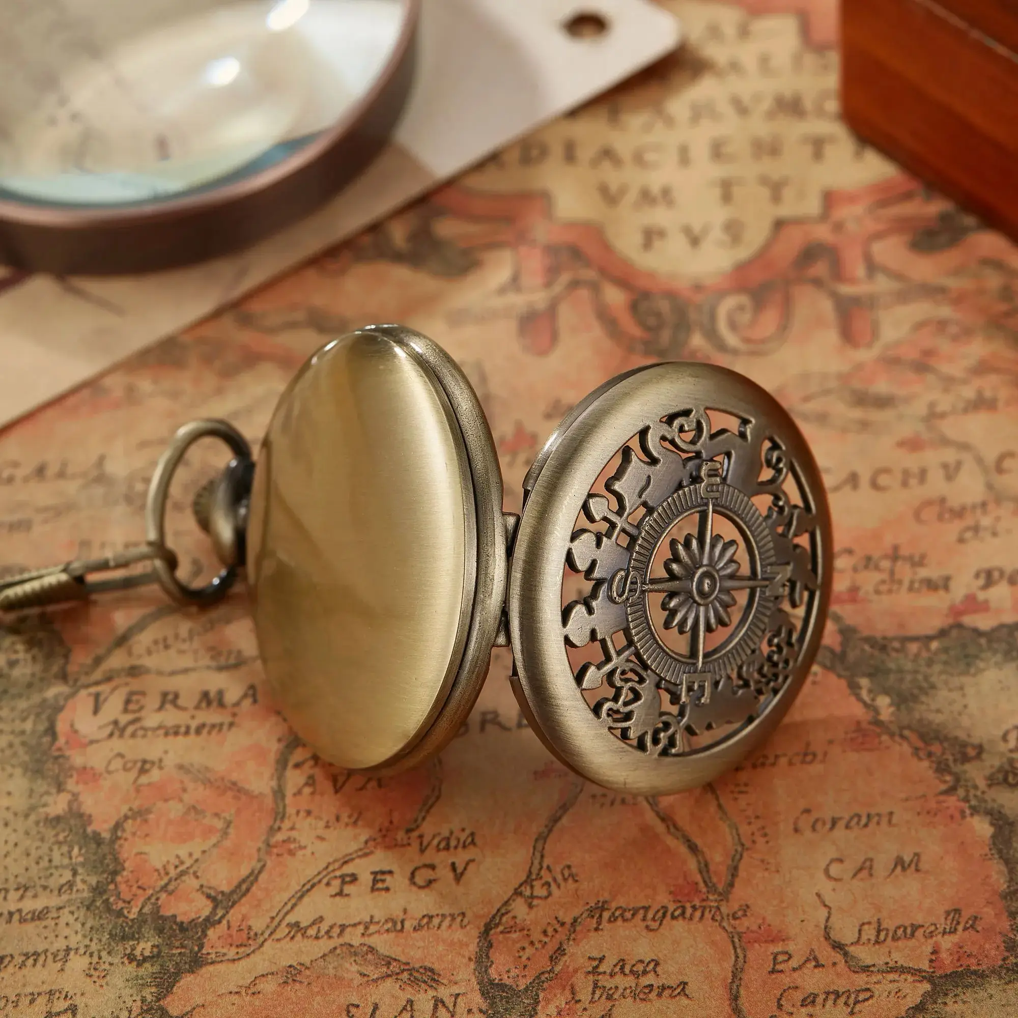 Creative Compass Pocket Watch Hollowed Out Classic Flip Compass Outdoor Hiking Chain Pendant Men Women Pocket Watch Reloj