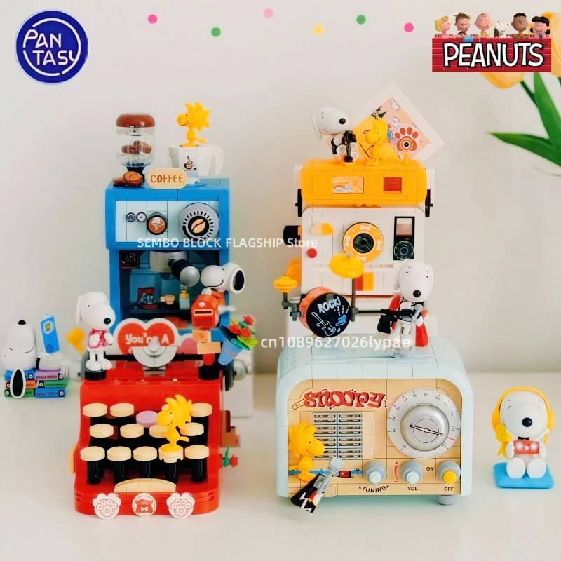 

Pantasy Snoopy assembled building blocks retro machine toy Kawaii Anime image model desktop ornaments children's holiday gifts