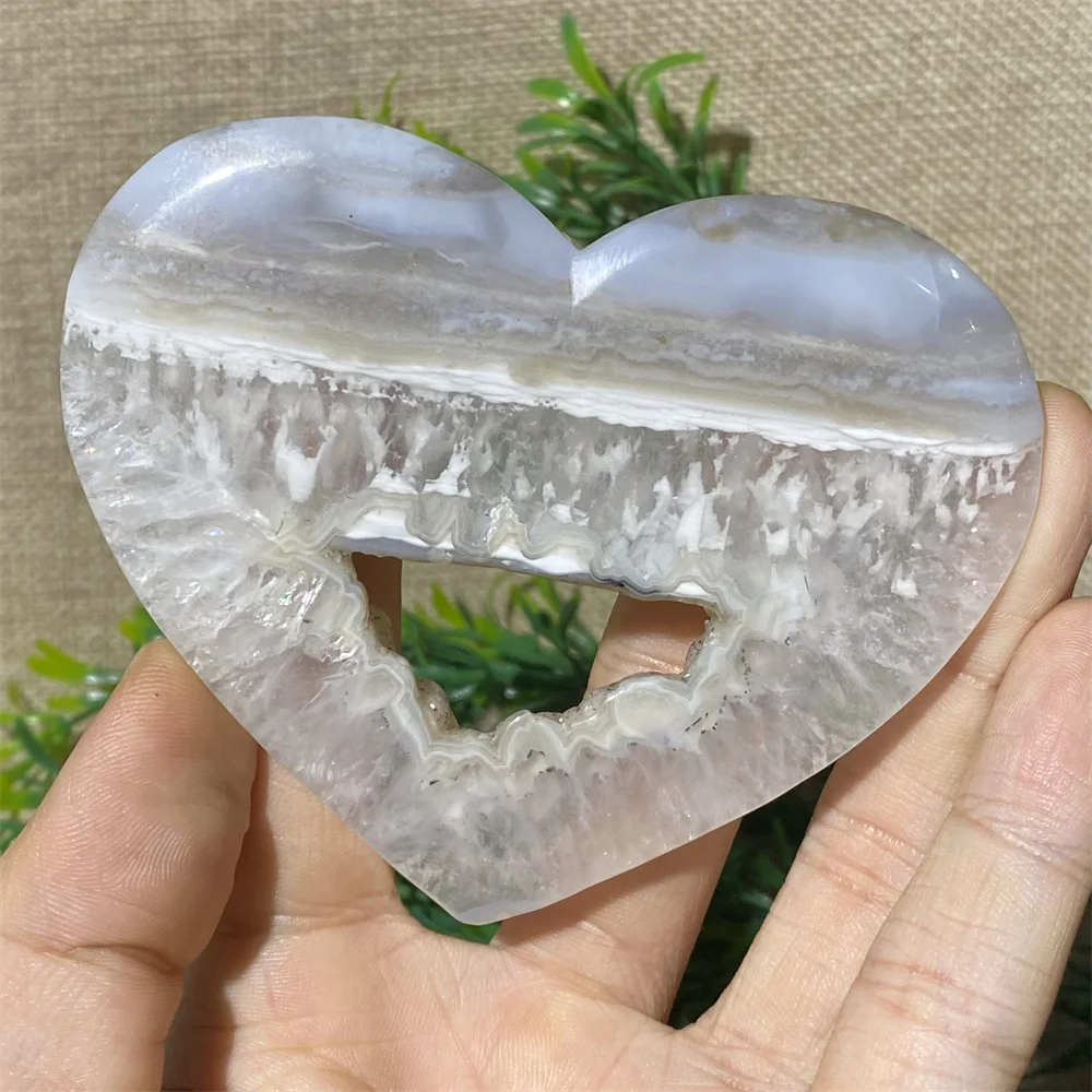 

Natural Crystal Druzy Agate Heart Palm Beauty Crystal Minerals Stone Quartz Reiki Wicca Geode Garden Room Decoration