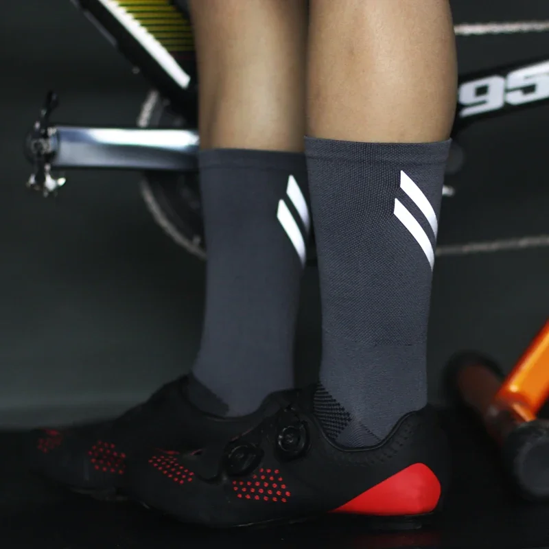 Cycling Socks breathable Reflective New DH Highly Cycling Sports Running Fitness Moisture Wicking Lycra Mid-Calf Socks