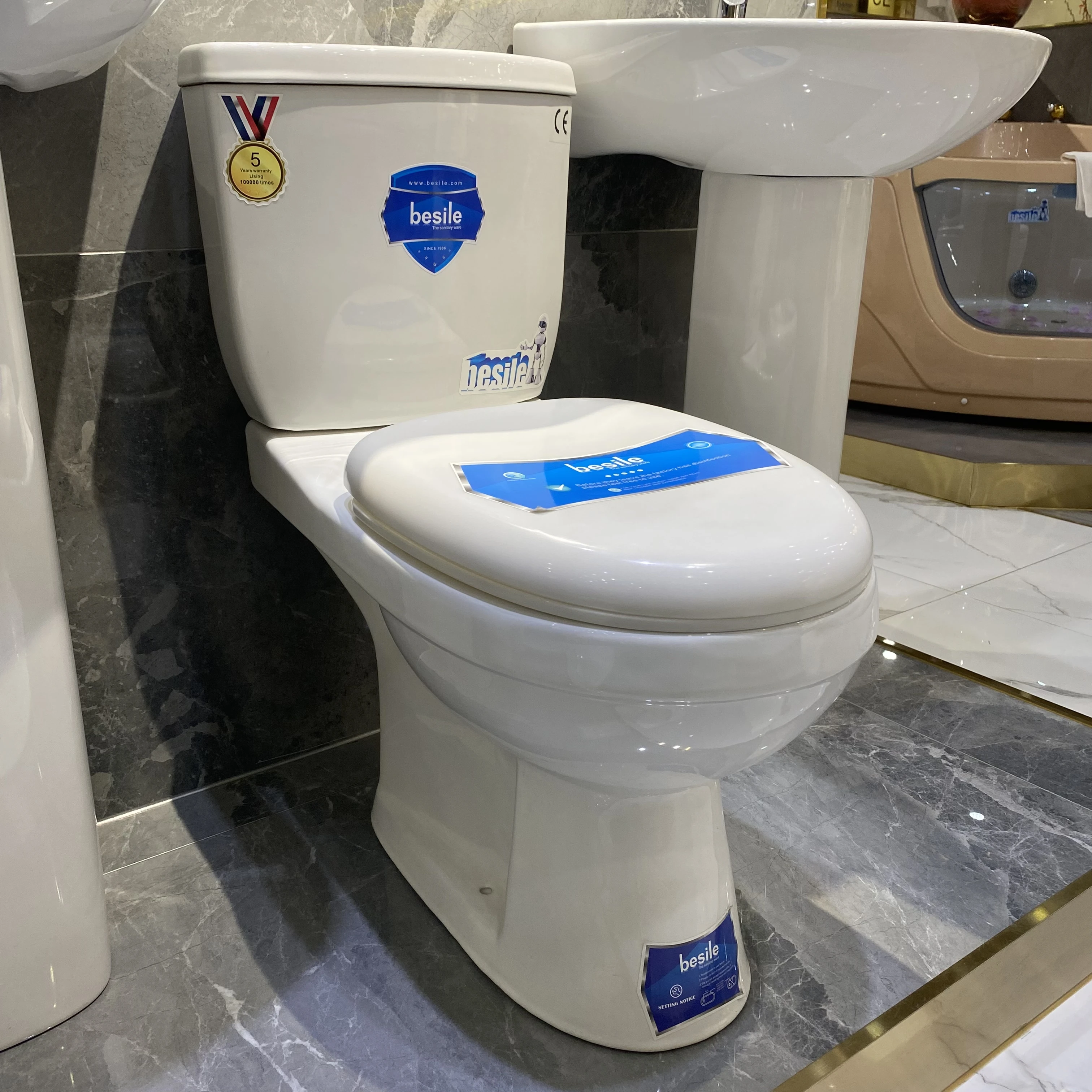 Fabricante chino de alta calidad, precio barato moderno, armario de agua CE, inodoro de dos piezas de cerámica blanca montada en el suelo brillante