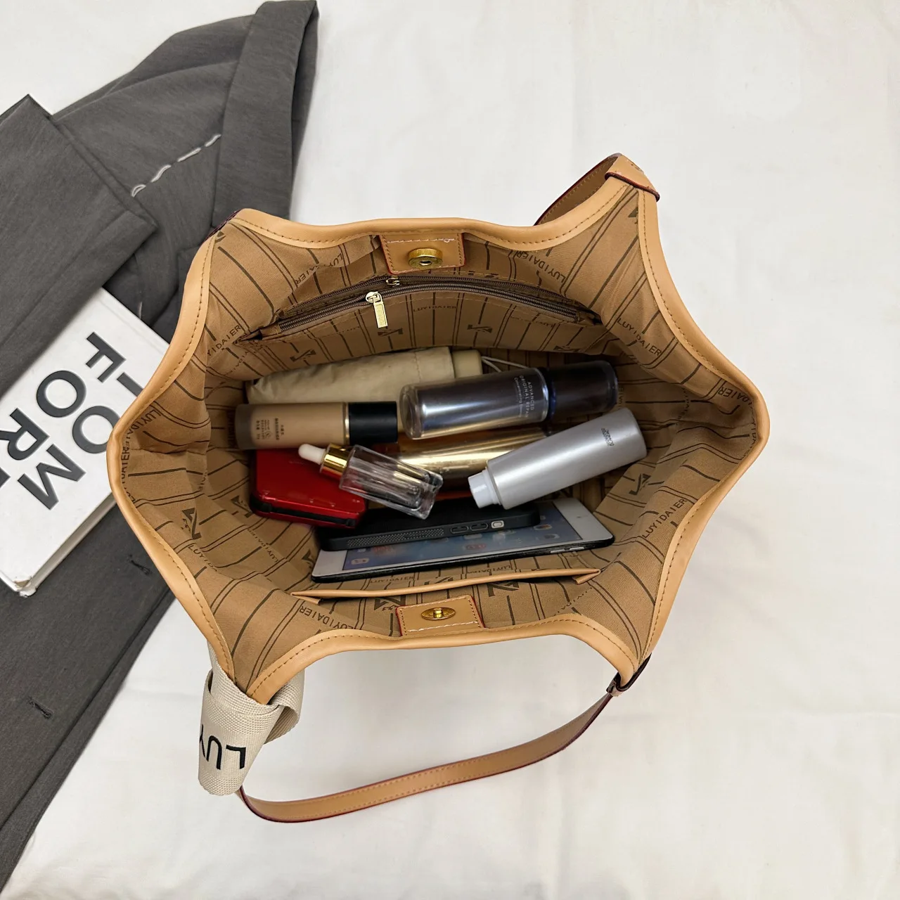 حقيبة يد مطبوعة متخصصة لعام 2025، محفظة كتف كلاسيكية للنساء، حقيبة ركاب لوكس، حقيبة واسعة ليلاً ونهارًا، حقيبة قماش مزخرفة #4