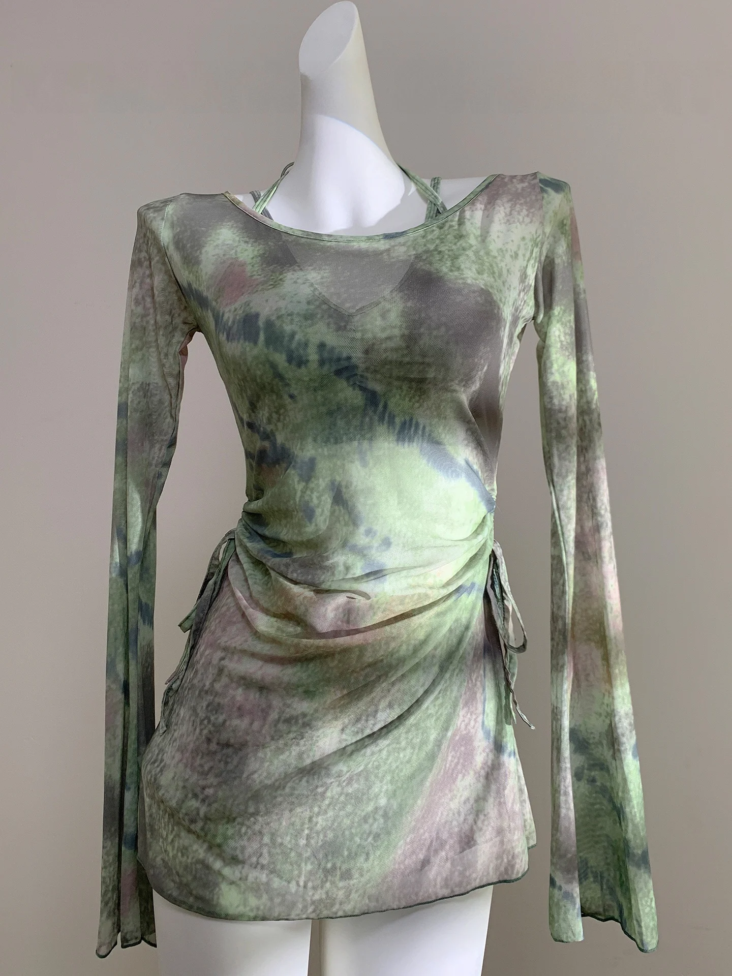 

Комплект из двух предметов: женский купальник с длинными рукавами и накидка, в стиле ретро, с эффектом окрашивания «Утренний туман», с эффектом похудения, раздельный дизайн