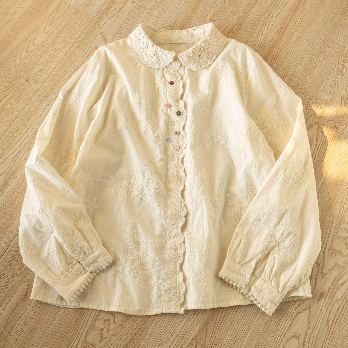 

2026 Новинка: Хлопковые блузки в японском стиле Morigirl с воротником Питер Пэн, кружевной вышивкой и длинными рукавами