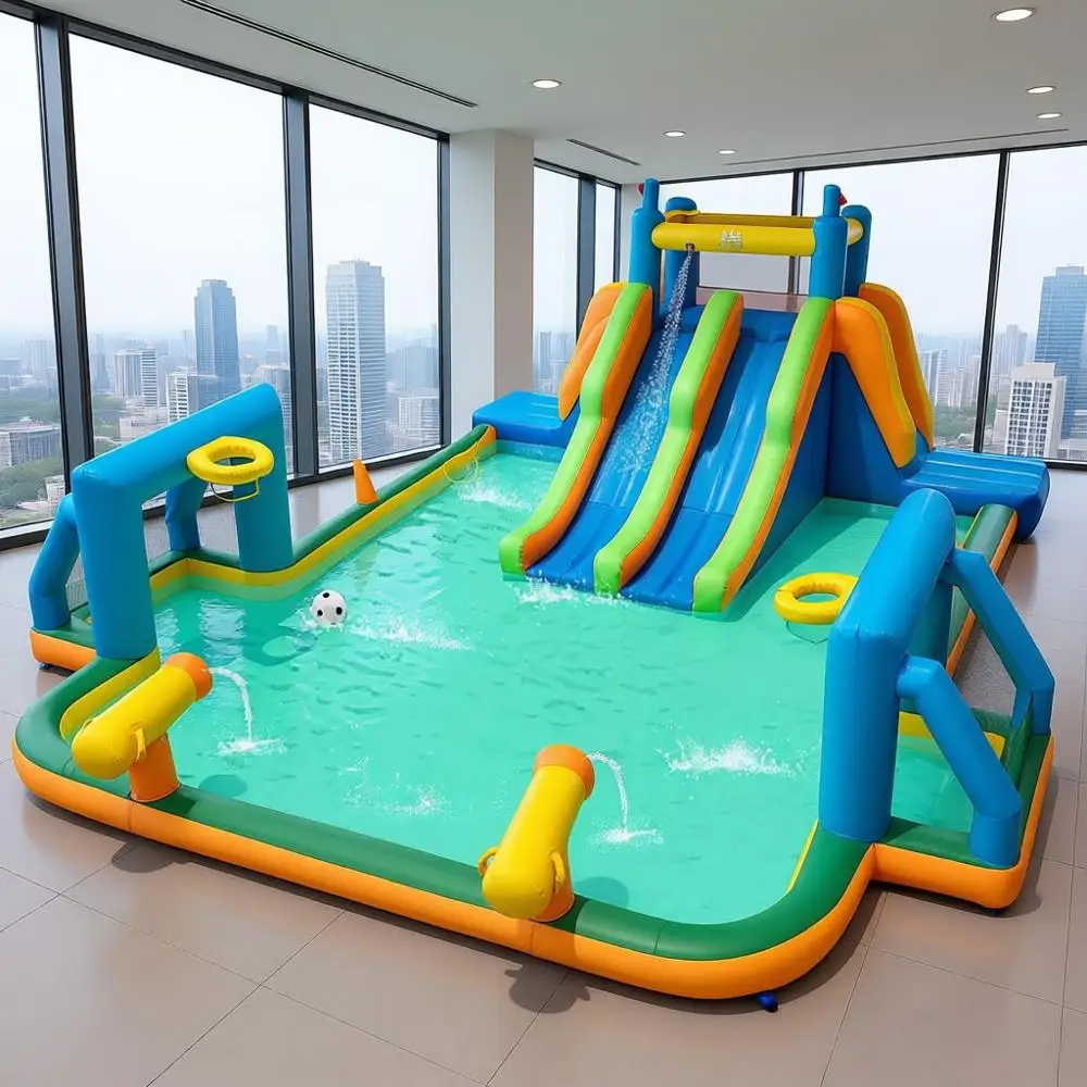 Dwukierunkowa dmuchana zjeżdżalnia wodna, 5,8x5,2 m z ścianami do wspinaczki, bramkami do piłki nożnej i basenem dla dzieci.