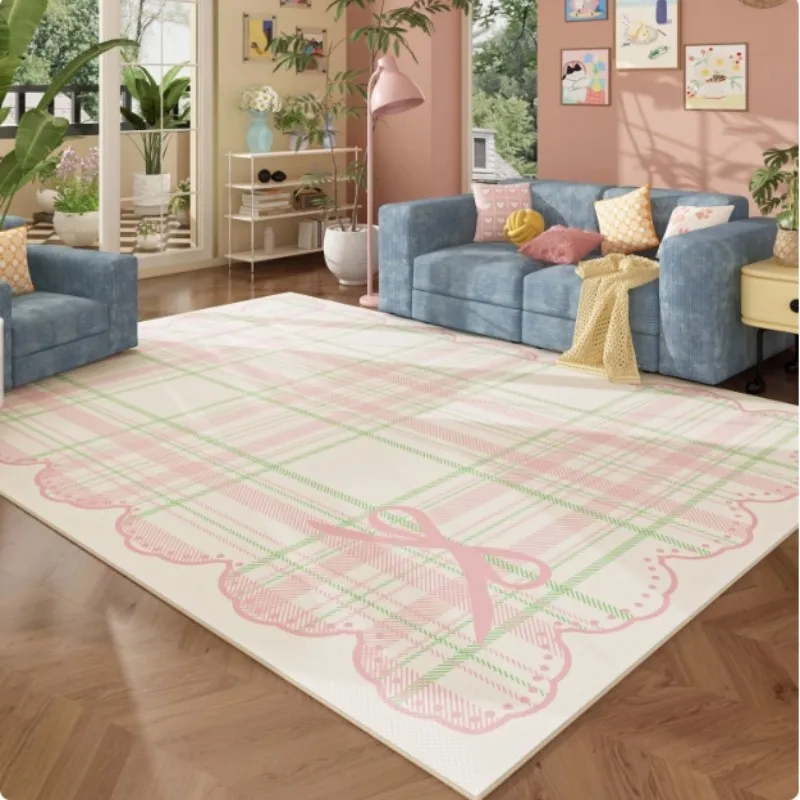 غرفة المعيشة فيكاما لطيفة وداخلية. سجادة صيفية، غرفة نوم، فتاة مخططة، بطانية بجانب السرير على الطراز الكريمي، ديكور منزلي