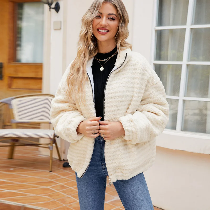 

2025Европейско-американская одежда, осенне-зимнее новое модное кардиган с длинными рукавами и молнией, плюшевое женское пальто