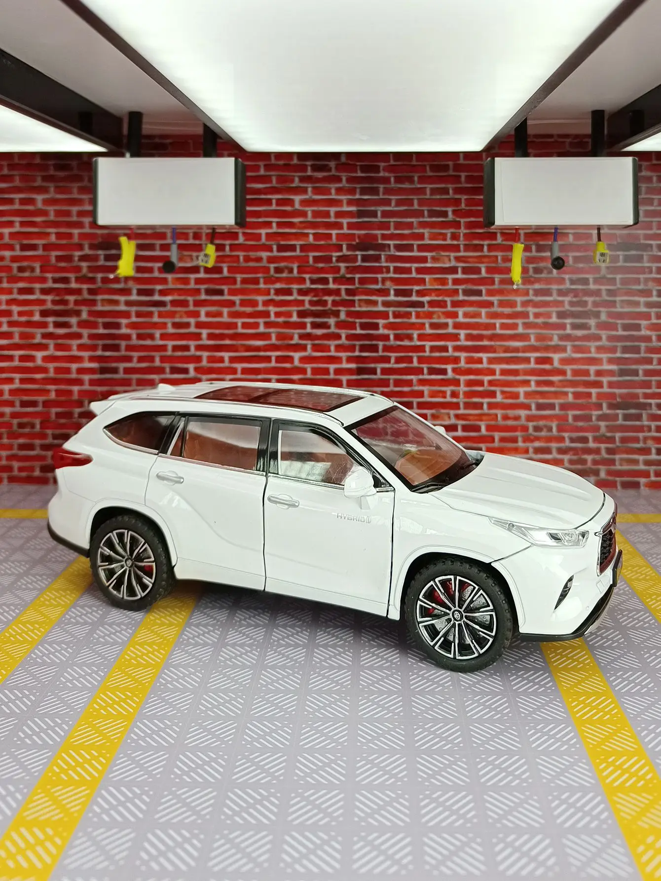 

1:24 Simulation Toyota Highlander alloy model, doors and engine hood, trunk can be opened rich in details, finely crafted