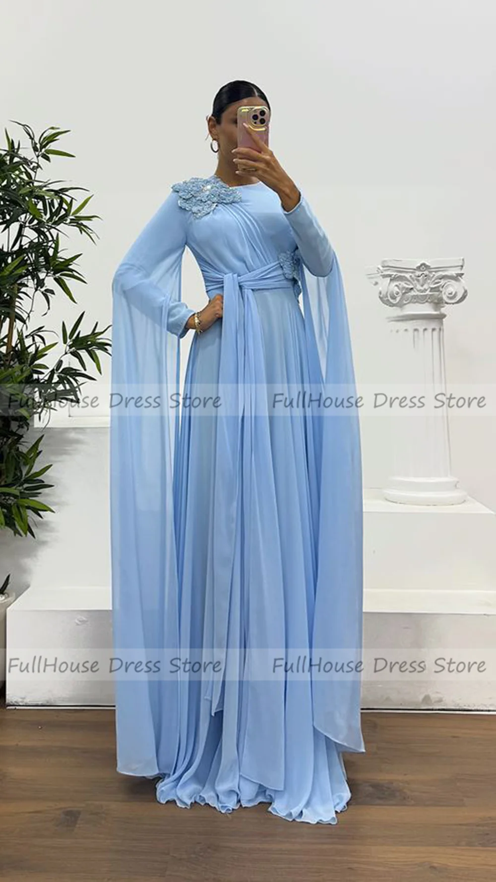 Maßgeschneidertes, gestuftes, plissiertes, drapiertes A-Linien-Abendkleid mit O-Ausschnitt und langen Ärmeln, floraler Spitze, bodenlang, rückenfrei und Schleppe