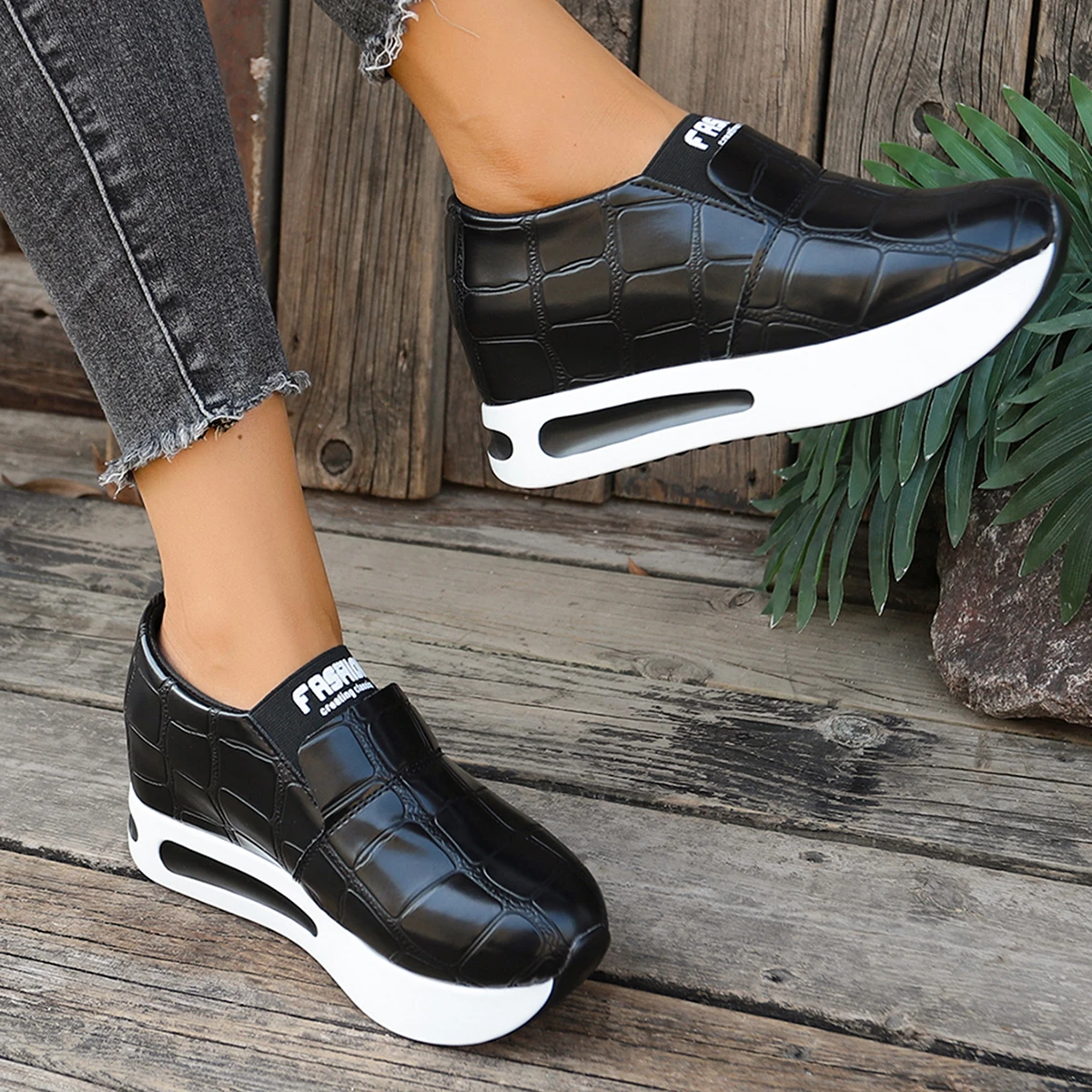 Damen Komfort-Sneaker mit Krokodilmuster, Slip-On, Keilabsatz, Plateau, Luftpolster, Alltagsschuhe – Detail 6