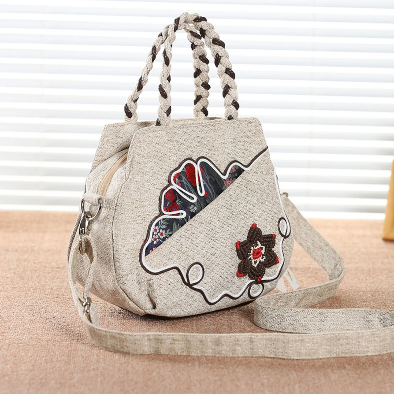 Women's knitting can carry one shoulder crossbody bags for artistic purposes